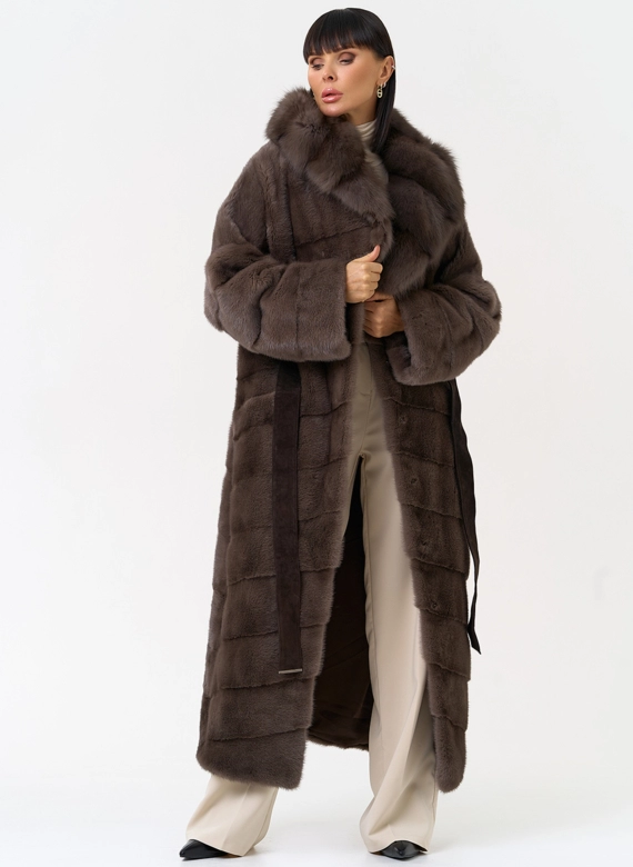 Длинная шуба из меха норки с капюшоном из меха куницы