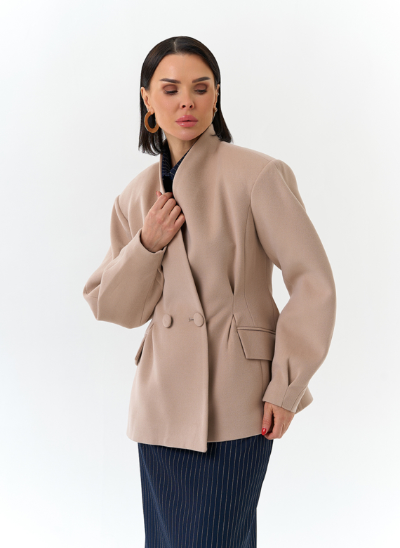 Женское укороченное пальто с акцентными рукавами