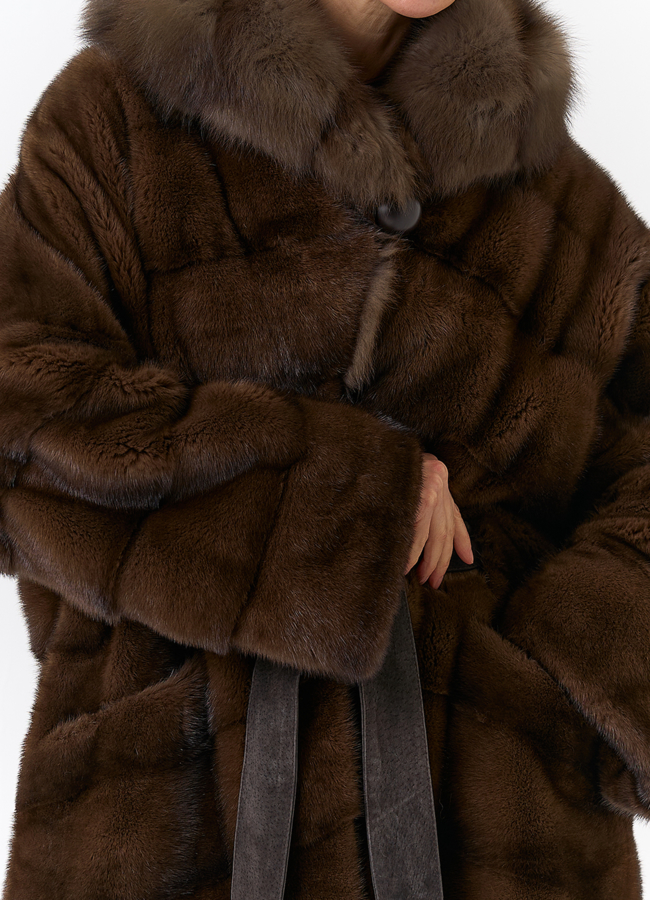 Шуба из меха норки с капюшоном из меха куницы модель № 31965 универмаг малина