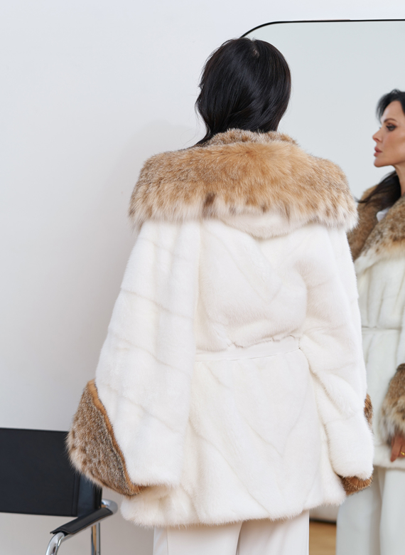 Женская белая шуба из меха норки с отделкой из меха рыси