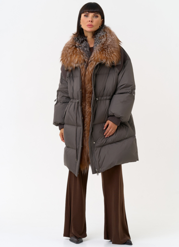 Женский пуховик с отделкой из меха лисы
