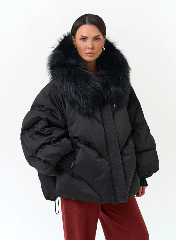 Женский пуховик с мехом чернобурой лисы на капюшоне фото