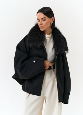 Женское укороченное пальто с отделкой из меха лисы