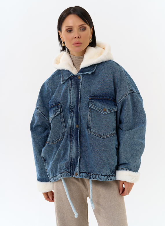 Женская утепленная джинсовая куртка с отделкой из эко меха