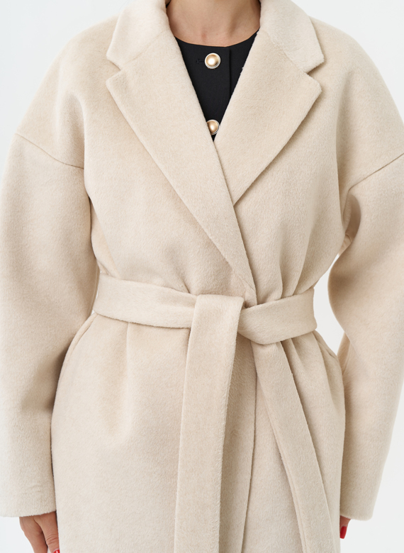 Женское пальто с английским воротником