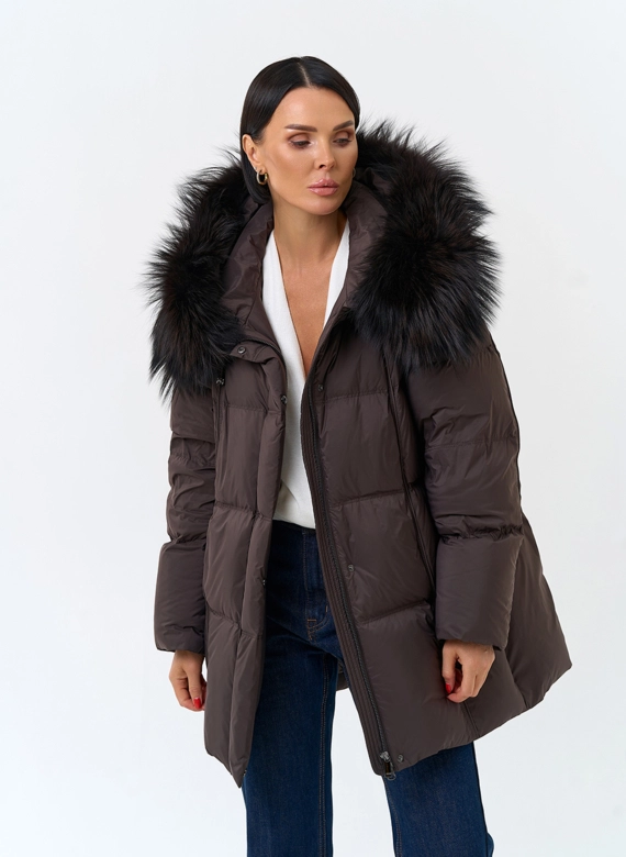 Женский пуховик с мехом енота на капюшоне фото