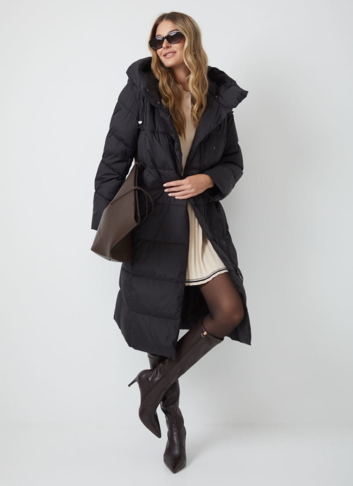 Женский пуховик черного цвета с капюшоном