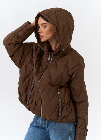 Женская куртка с капюшоном в коричневом цвете