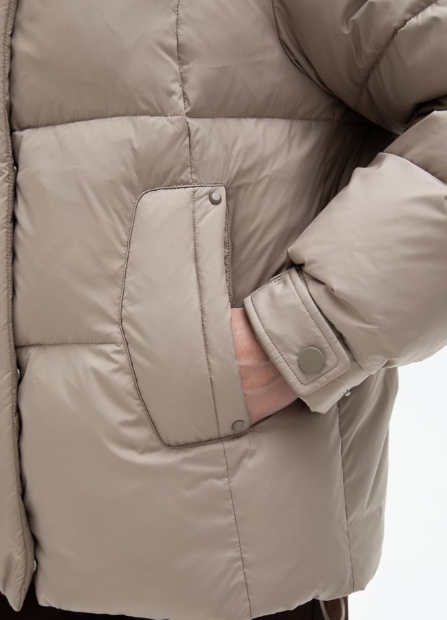 Короткий пуховик с капюшоном из меха песца модель № 31119 универмаг малина