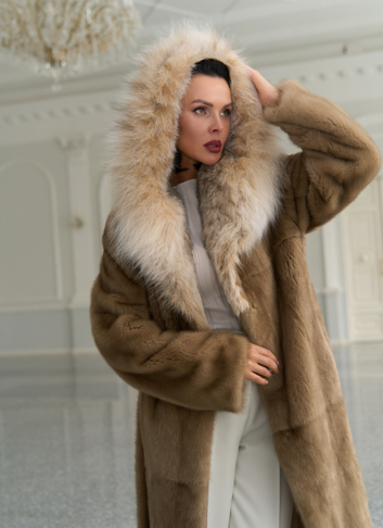 Женская шуба из меха норки с капюшоном из меха рыси