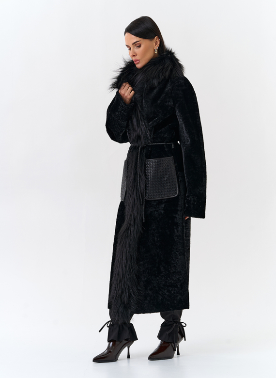 Женская дубленка с отделкой из меха лисы