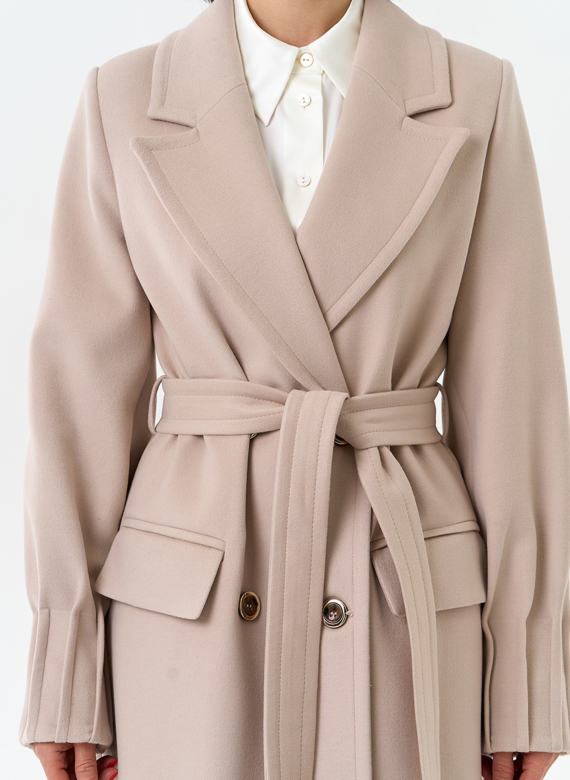 Женское светлое пальто с поясом