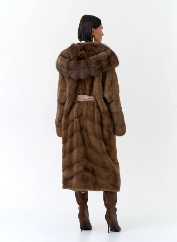 Шуба из меха норки с капюшоном из меха куницы фото