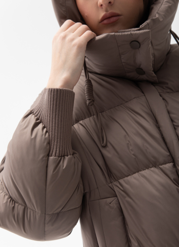 Женский пуховик с капюшоном 