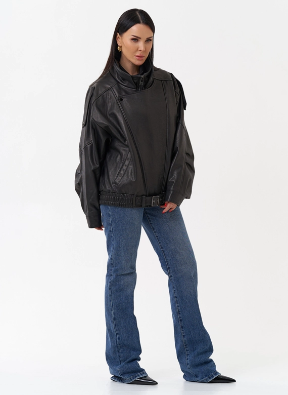 Объемная женская куртка из натуральной кожи фото