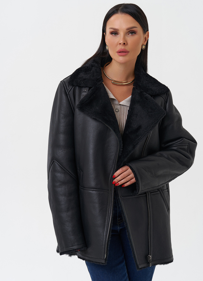 Женская дубленка черного цвета  модель № 28703 меха малина