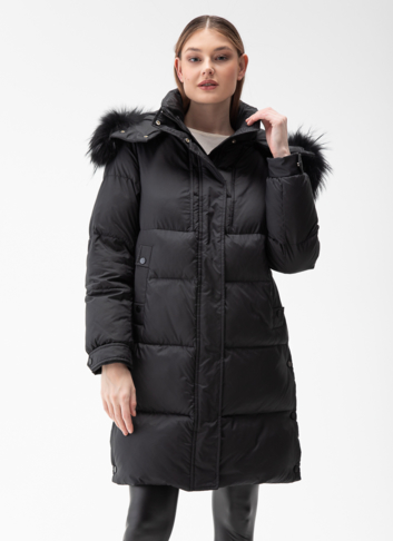 Женский пуховик с капюшоном из енота