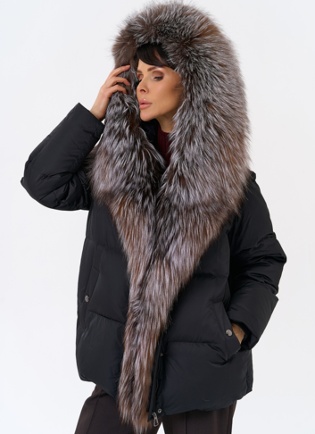 Женский пуховик с отделкой из меха блюфрост